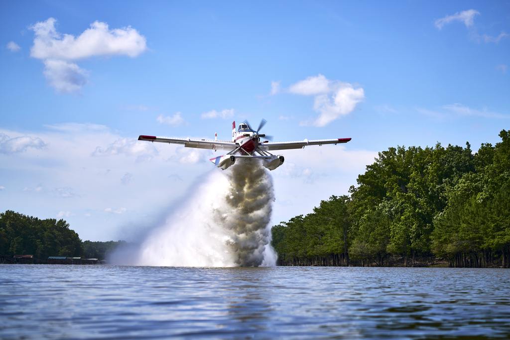 single engine scooper dropping water