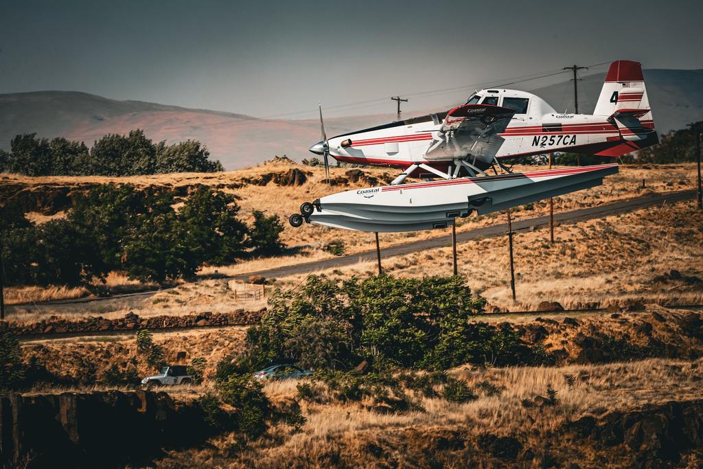 scooper plane flying